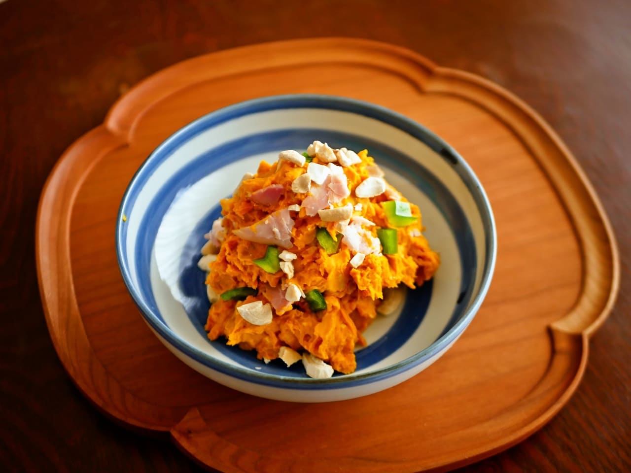 『キャベツ炒めに捧ぐ　リターンズ』の舞台となる惣菜店「ここ家」のメニュー再現（1）　「かぼちゃのサラダは、マッシュしたかぼちゃに角切りのハムとピーマン、アクセントに砕いたカシューナッツを加えてある」（P.61）　調理・撮影／白央篤司