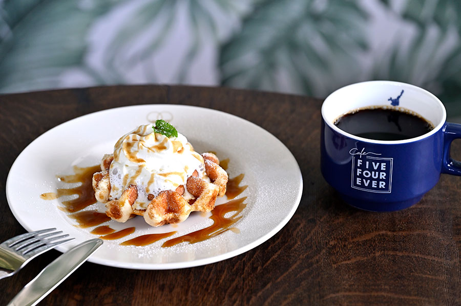 “自家製エバーワッフル 波照間島黒蜜＆ホイップのせ” 480円、オーガニック豆で淹れるコーヒー 440円。