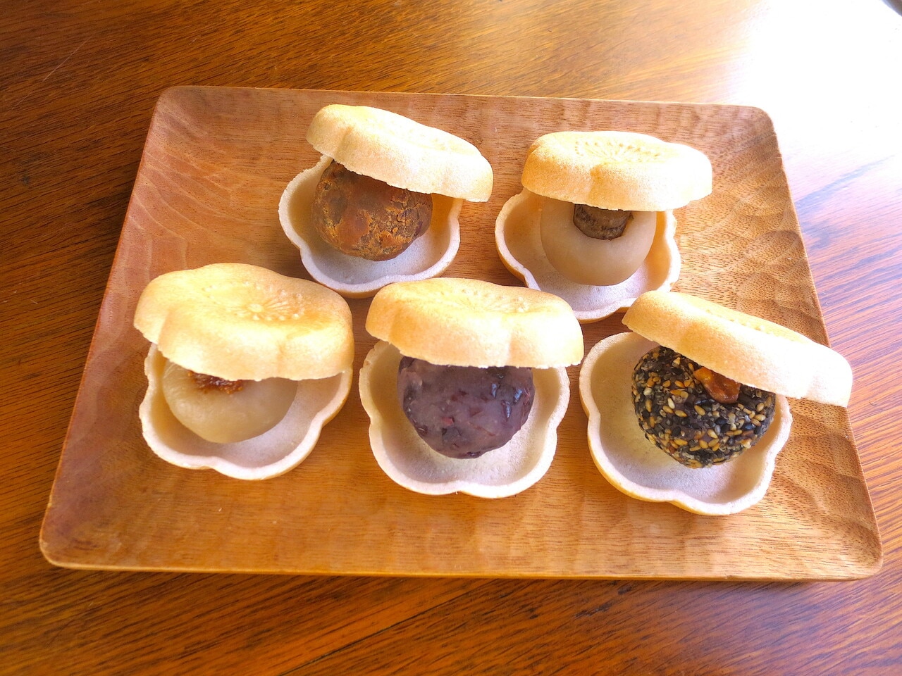 「定番5種セット」1,700円。手前左より、「いちぢく」「粒あん」「ごまくるみ」。後列左より「きなこ粒あん」「ごぼう」。