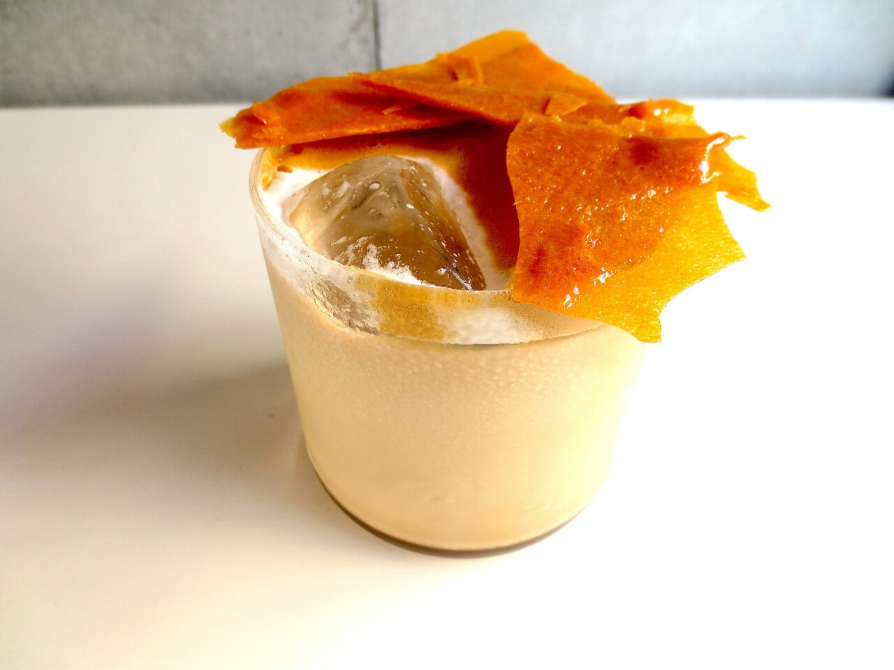 「ダルゴナ ラテ」650円。ダルゴナは、韓国の砂糖菓子。ダルゴナラテは、ダルゴナをトッピングしたカフェラテのことで、韓国のカフェで人気の飲み物。ダルゴナをそのまま食べても、ラテに混ぜてもOK。