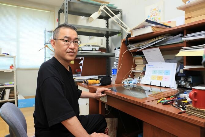 本田氏のスタジオジブリでの作業机。奥には宮﨑駿監督の机が見える ©文藝春秋