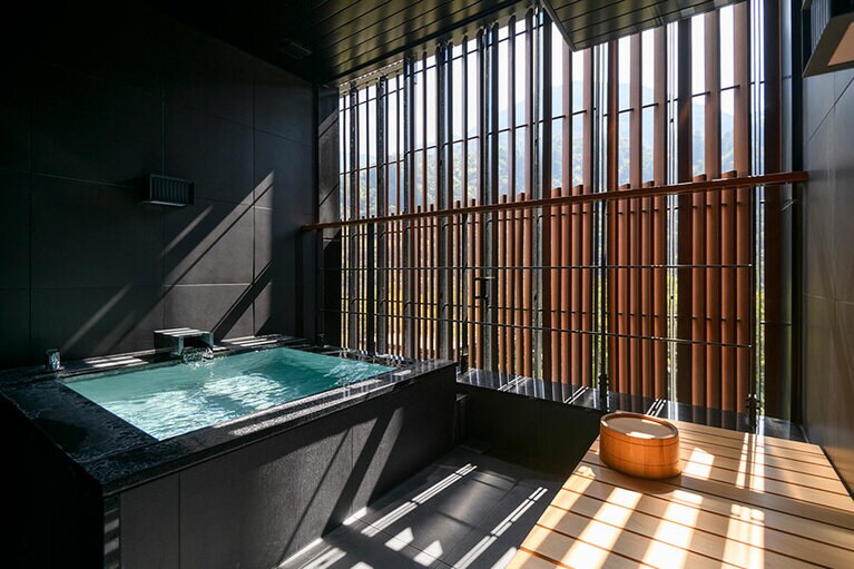 散策で汗ばんだ後は、客室の源泉かけ流し温泉でさっぱり。