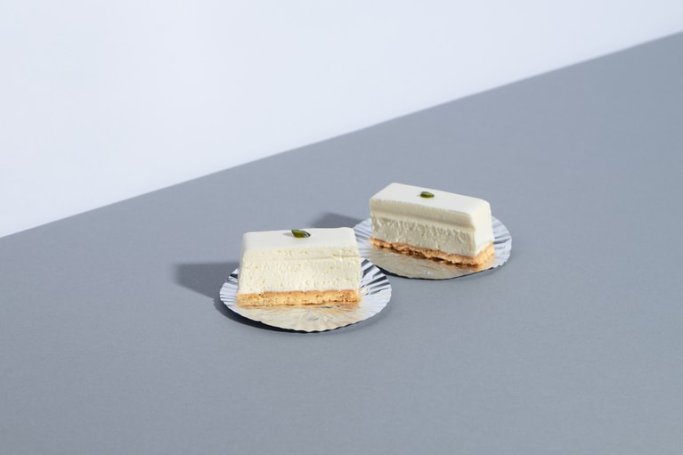 「レアチーズケーキ」320円。