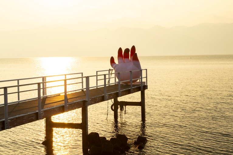 沖島の桟橋に展示されている周逸喬の作品。写真提供：国際芸術祭BIWAKOビエンナーレ2025