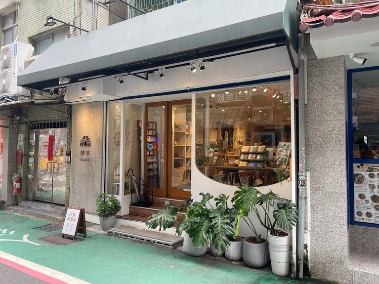 店舗の外観もモダンで上品な雰囲気。