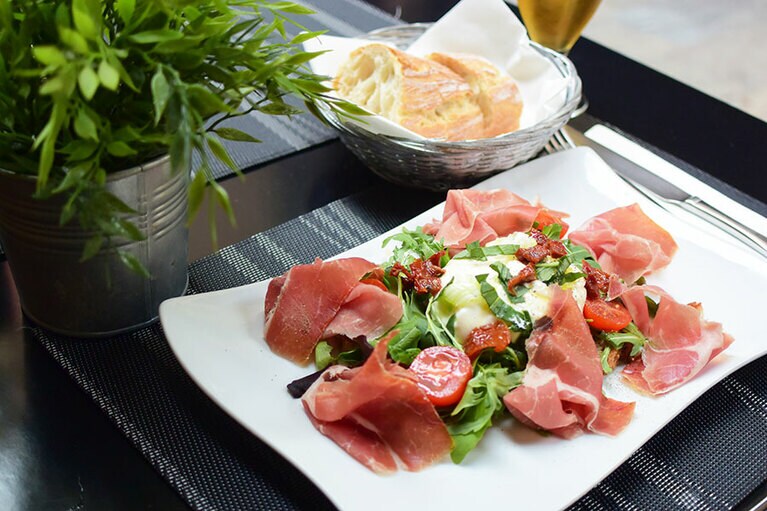 こちらがチーズと生ハムたっぷりの“サラダ・タヴォーラ”。店の主人的には生ハムメロンがおすすめだとか。