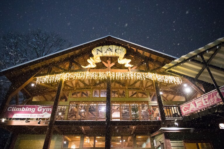 冬はキャットスキー、クロスカントリー、夏はラフティングやトレッキングなど、心弾む体験を用意する「NAC」。