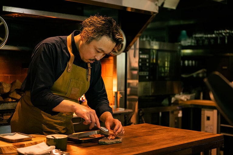 臼井シェフ。カウンターをメインに営業。