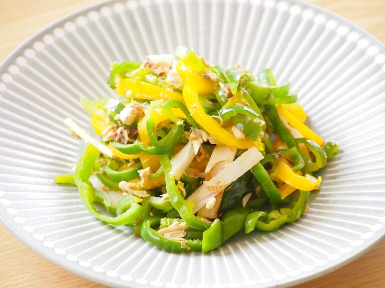 ピーマンは繊維に逆らって千切りにすると苦味がやわらぐ。