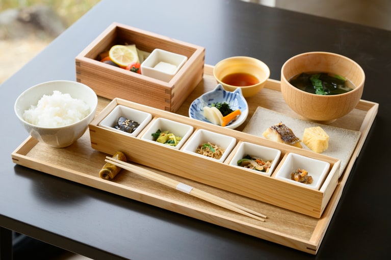 朝食はお膳スタイル。こちらも広島の食材をふんだんに使用している。