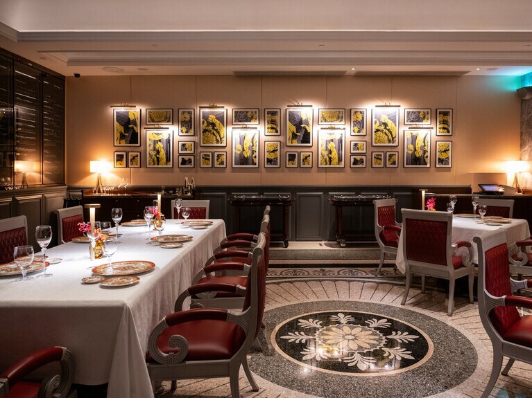 ヴェルサーチェの世界観がオリエンタルな美意識と融合する店内。