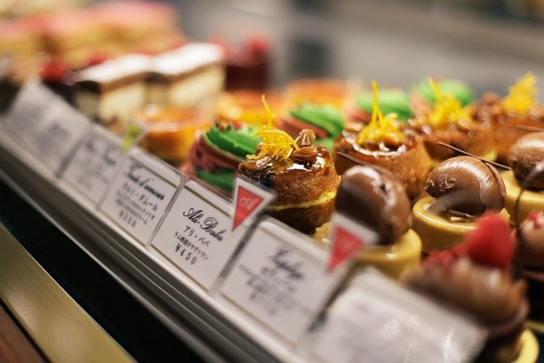 ショーケースには毎日、ベーシックで美しいケーキが並ぶ。