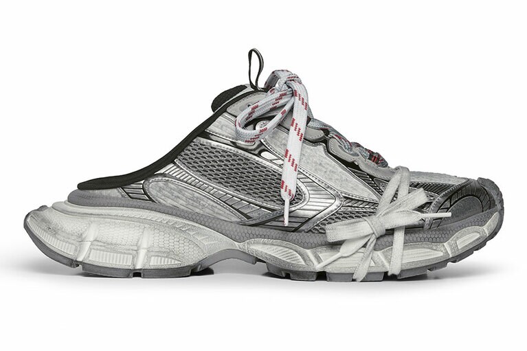 シューズ 「3XL MULE」  132,000円（バレンシアガ東急プラザ銀座先行発売、メンズのみで展開）。