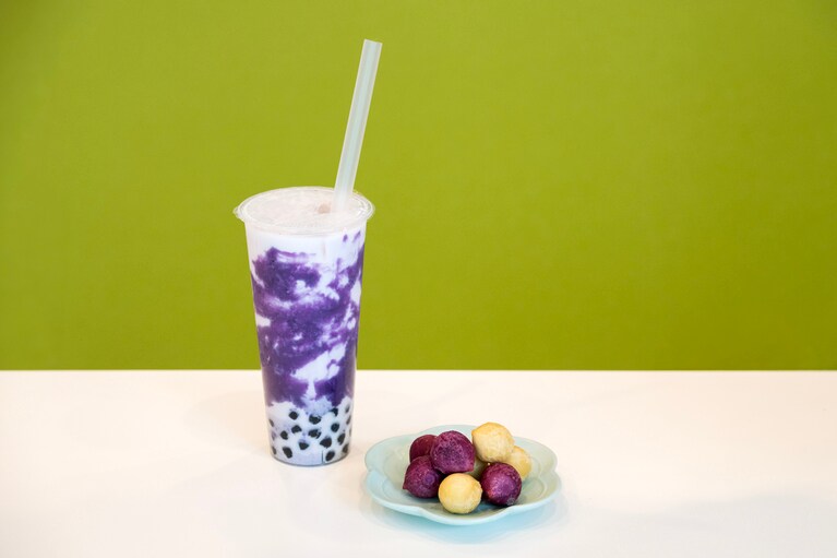 「QQボール（地瓜球）」8個400円（右）。「紫芋ミルク」700円（左）。