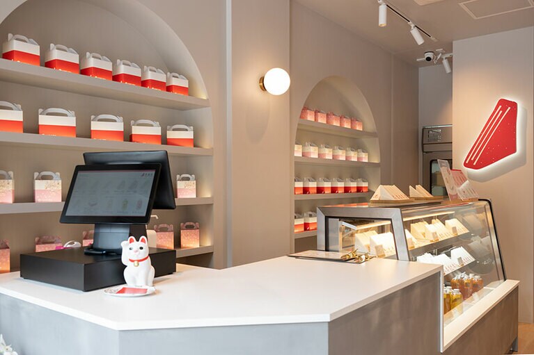 店内はグレーを基調としており、差し色の赤で洒脱な雰囲気に。