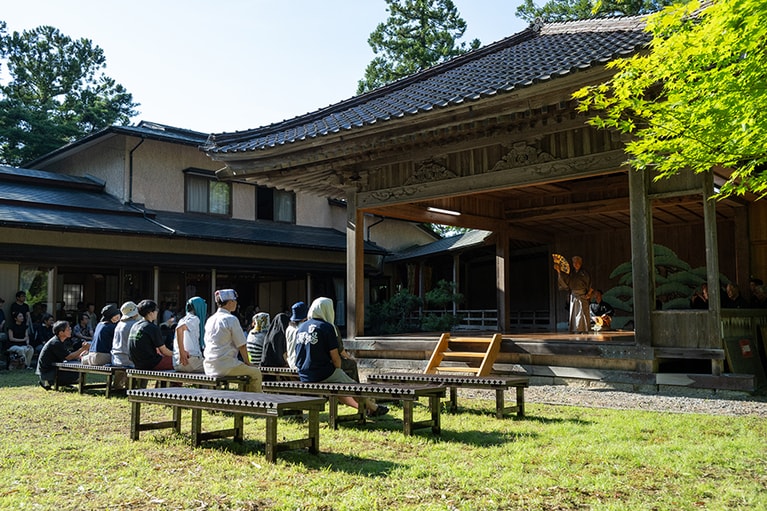 佐渡本間家第18代当主、本間英孝先生7回忌追善能では、花月と葵上の能二番のほか、仕舞、舞囃子が演じられました。