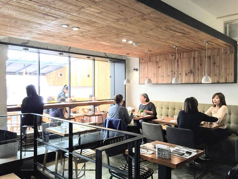 大きなガラス窓からは太陽の光が差し込む店内。