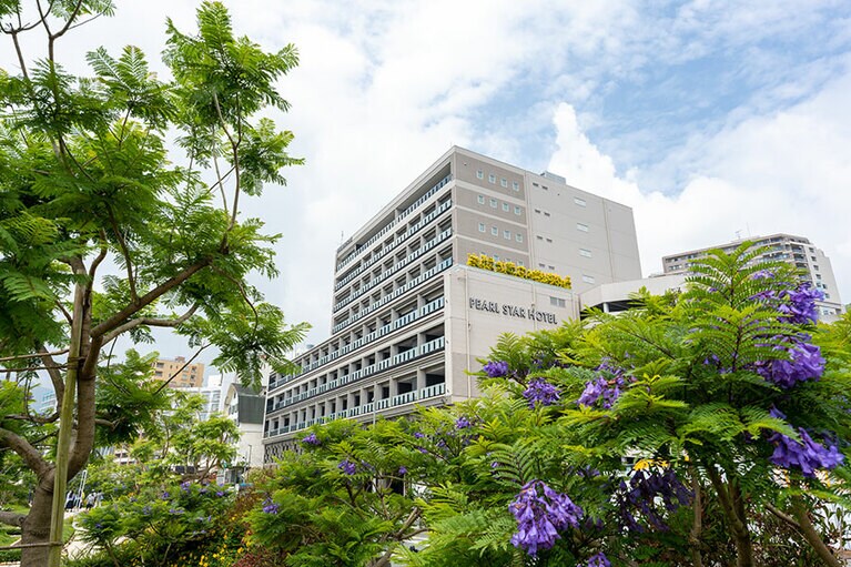 ホテル外観 昼刻。