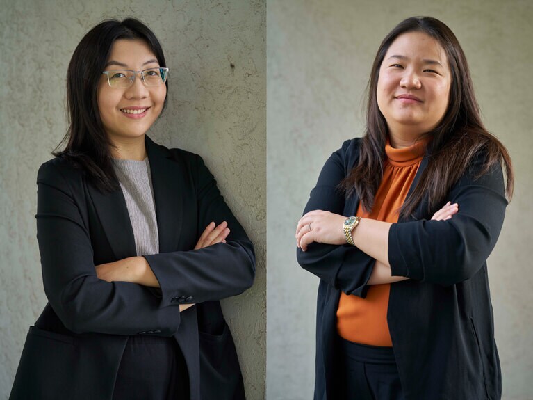 ミランダ・ワン氏（右）とジーニー・ヤオ氏（左）。高校時代の同級生であり無二の親友は、ともにプラスチック汚染から地球を守ることに心血を注ぎ続ける。© Rolex/Greg White