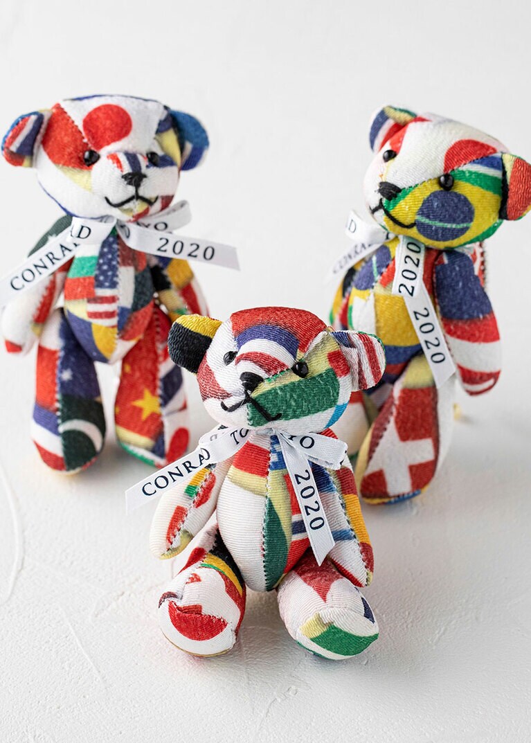 各地でオリジナルデザインのものが用意されている  “コンラッド・ベア” 。滞在の記念にお持ち帰りOKです。