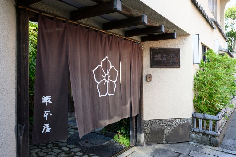 創業131年の歴史を誇る老舗料亭「坂本屋」。卓袱料理のほか、季節の会席料理を提供。