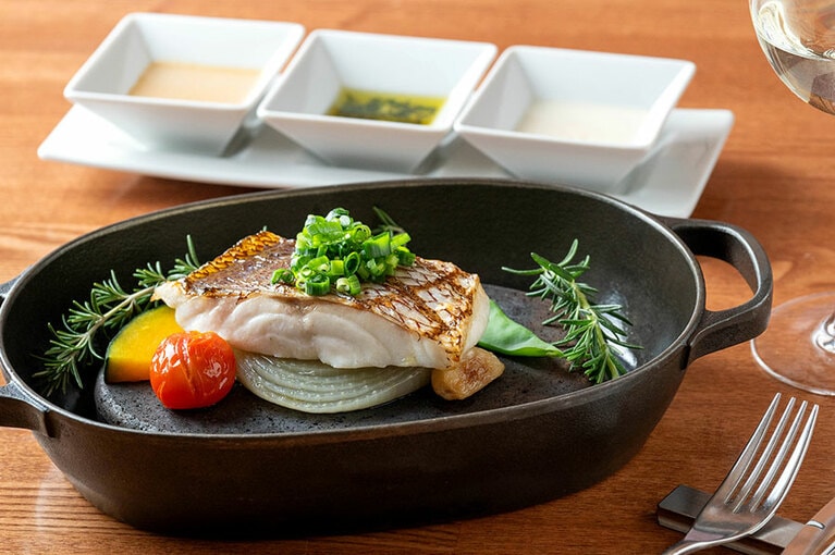 魚料理は真鯛のグリル。赤ワインソース、香草オイルソース、ホースラディッシュをお好みで（肉料理も同様）。