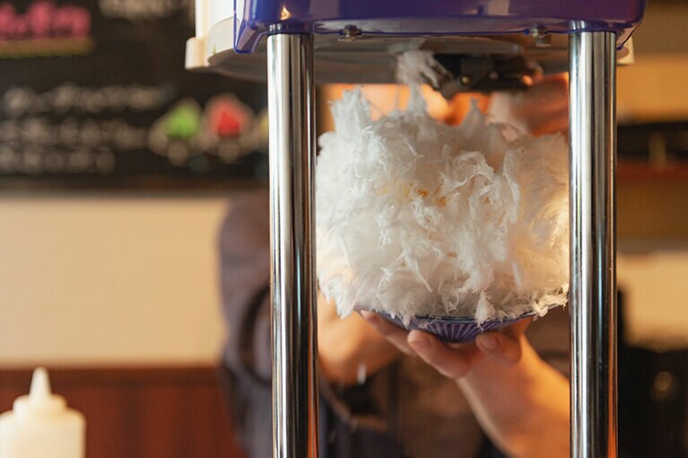 江良さんの手元で削られた氷のいきいきとしていること！