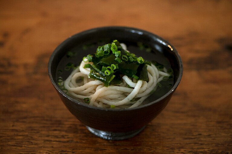 ［毎日食べたい絶品うどん］麺は時間が経ってものびにくく、煮込むほどに出汁が出る。