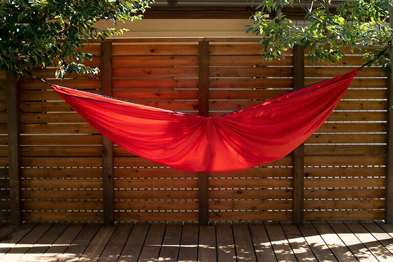 ハンモックを吊る場所さえあれば、眠る場所を確保できる。