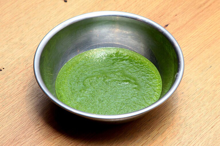 保存容器やタッパーなどに入れる1週間保存袋で小分けにして冷凍も可。