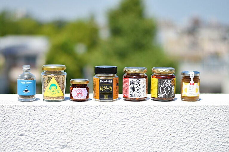 「#STAY SPICY」セット 4,800円(税込)。左から:アパッペマヤジフの「ソルティペッパー」(Plain)20ｇ、S/S/A/Wの「エジプト塩」、S/S/A/Wの「モロッコ胡椒」、新宿中村屋の「新宿中村屋純カリー粉」新宿中村屋の「食べる麻辣油」新宿中村屋の「食べるスパイスラー油」、佐渡保存の「スイートオニオンスパイス」