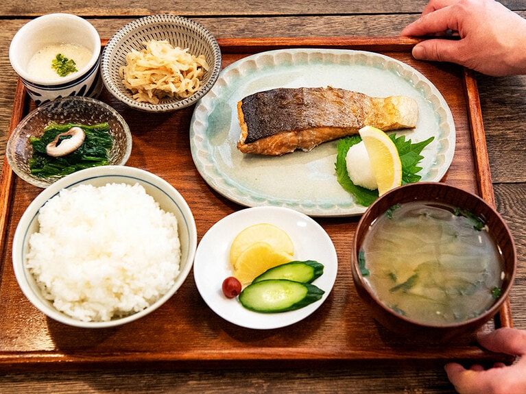【しゃけ小島】上しゃけ定食 2,255円(税込)。鮭を盛った器は、陶芸家の五十嵐元次さんがしゃけ小島のために作ったもの。