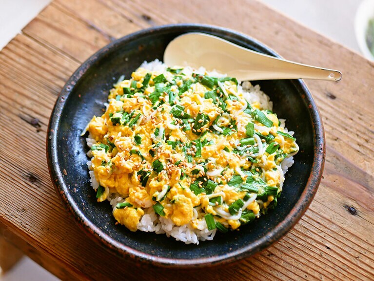 しらすにら玉のっけごはん。