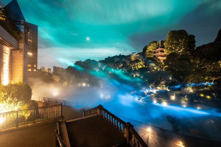 ”東京雲海” の上に幻想的な光なカーテンが現れる、“森のオーロラ” もこのたびスタート(2022年2月7日まで)。