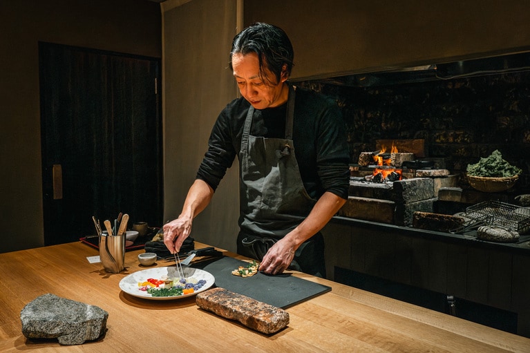 布施シェフが目の前で仕上げていく様子も見どころのひとつ。