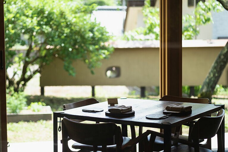 落ち着いた庭園を眺めながら料理をいただける。