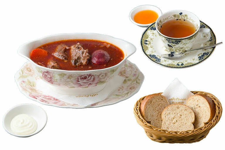 「明星羅宋湯」 320元。本場のビーツ仕立て。