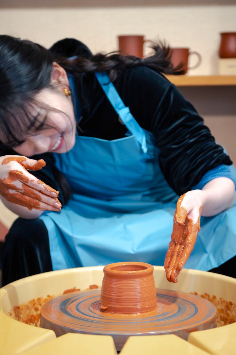 【山田杏奈、佐渡の神秘に触れる】“島外不出”の土「無名異」を使った焼物はまさに佐渡の大地の恵み