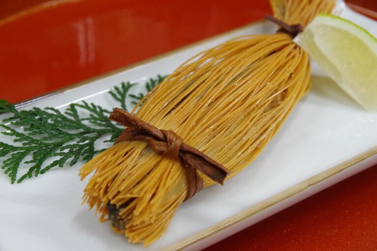 旨みたっぷりの名物「鮎の俵巻」。