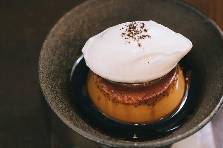 大人のプリン（500円）。プリン、カラメルソース、備前焼の器の色がグラデーションを描き、まさに大人の雰囲気。