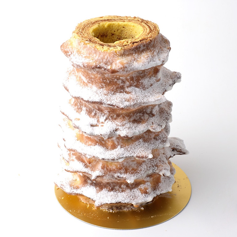 ガトー・ピレネー 小(20cm)4,580円、大(30cm)9,460円、特大(60cm・箱付き)21,200円。バウムクーヘンのように串刺しにしてゴツゴツと焼かれる、ピレネー山脈周辺地域の伝統菓子。要予約。