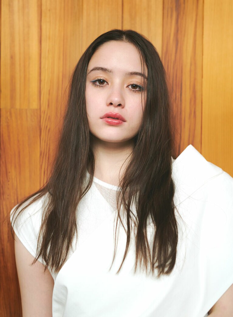 少しずつポイントをつくれば色同士が喧嘩せず、白い洋服にも映えるユニークなメイクを楽しめます。