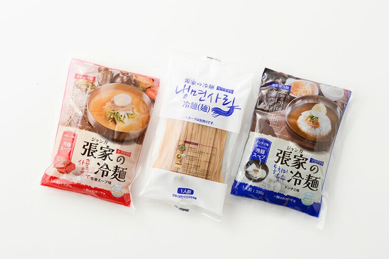 左から：張家の牛骨冷麺スープ（330g）、張家の冷麺（160g）、張家のドンチミ冷麺スープ（330g） 各130円。