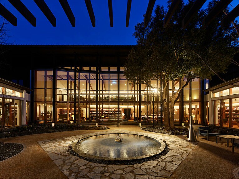 カーブドッチヴィネスパ［新潟／角田山温泉］ブックラウンジ中庭夕景。