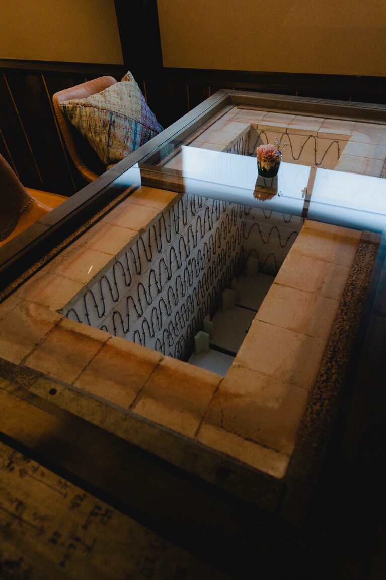 客室「窯－ＫＡＭＡ－」。ここが無名異焼の窯元だったことを活かし、客室にしつらえられた。この特別な一角は、もともとの電気窯を活かしてつくられたもの。