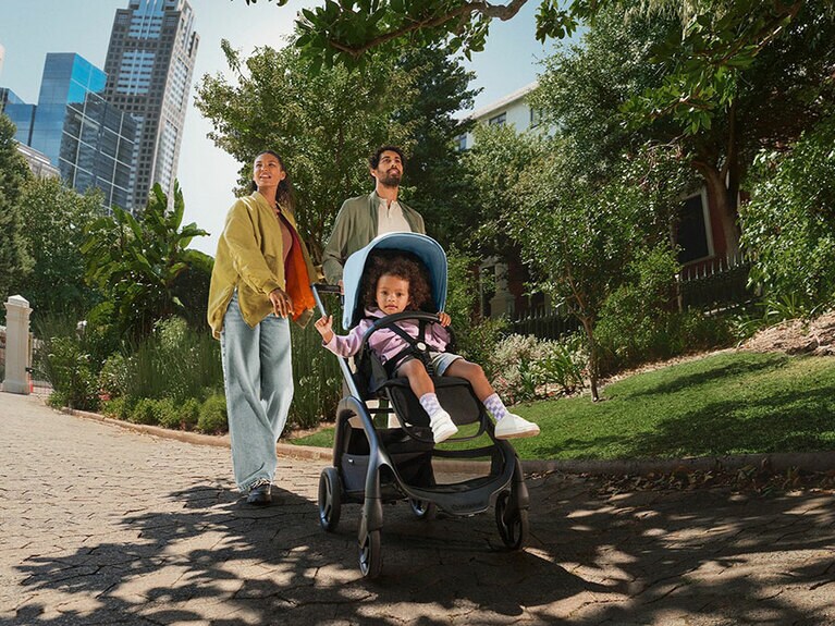 ハンドルを片手で押すだけでスイスイ進むバガブー・ドラゴンフライ。