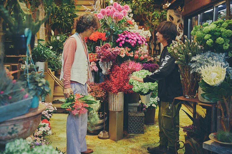 絶大な信頼を寄せるHANACHOオーナー山本さんと植物談義。