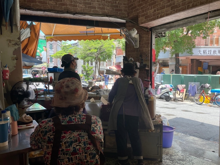 テーブル席から見えるのは、まさに“台湾ごはんを楽しむ”ローカルな風景。