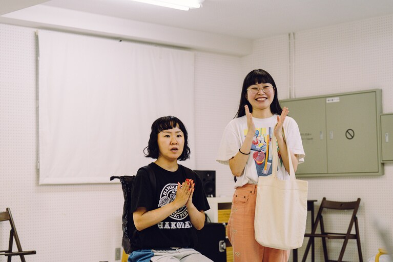 「忘れられてしまった記憶へ目を向けたい」ポッドキャスト演劇に挑戦するロロ・三浦直之が新作『まれな人』にかける思い。稽古風景。