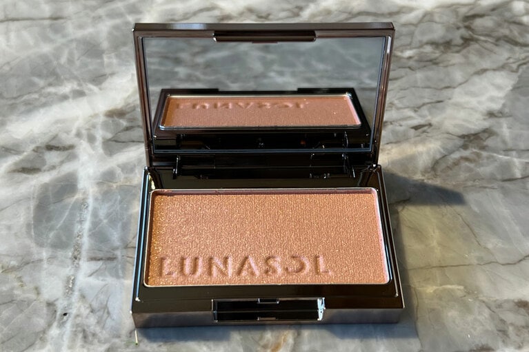 ルナソル カラーリングシアーチークス(グロウ) EX05 Cinnamon Veil。